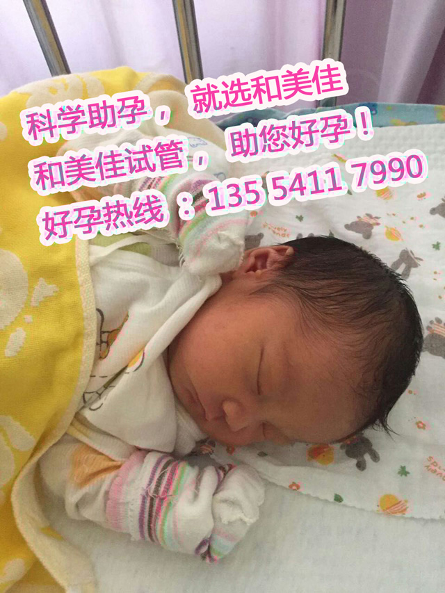 谭女士自卵自怀顺利分娩一子7斤2两